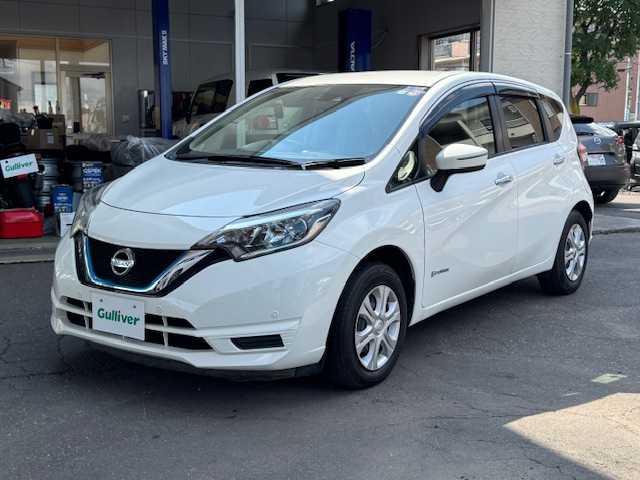 日産 ノート e－パワー B FOUR 道東・釧路十勝 2019(令1)年 8.2万km ホワイト ・4WD/・社外SDナビ/・ワンセグ/CD/AM/FM/・Bluetooth/・衝突軽減ブレーキ/・前後コーナーセンサー/・アイドリングストップ/・レーンキープアシスト/・盗難防止装置/・横滑り防止装置/・オートライト/・ETC/・社外フロアマット