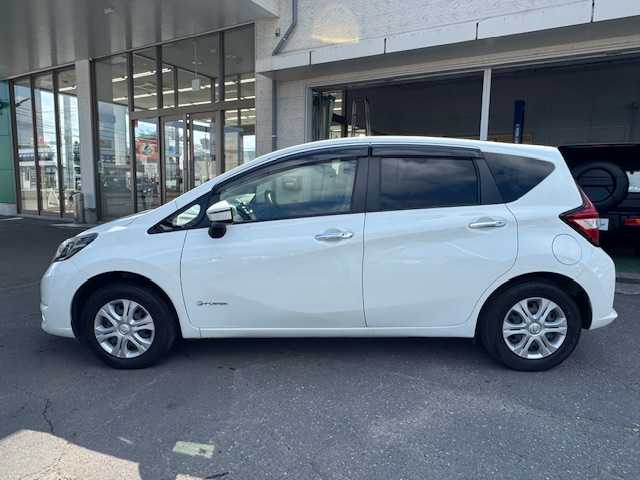 日産 ノート e－パワー B FOUR 道東・釧路十勝 2019(令1)年 8.2万km ホワイト ・4WD/・社外SDナビ/・ワンセグ/CD/AM/FM/・Bluetooth/・衝突軽減ブレーキ/・前後コーナーセンサー/・アイドリングストップ/・レーンキープアシスト/・盗難防止装置/・横滑り防止装置/・オートライト/・ETC/・社外フロアマット