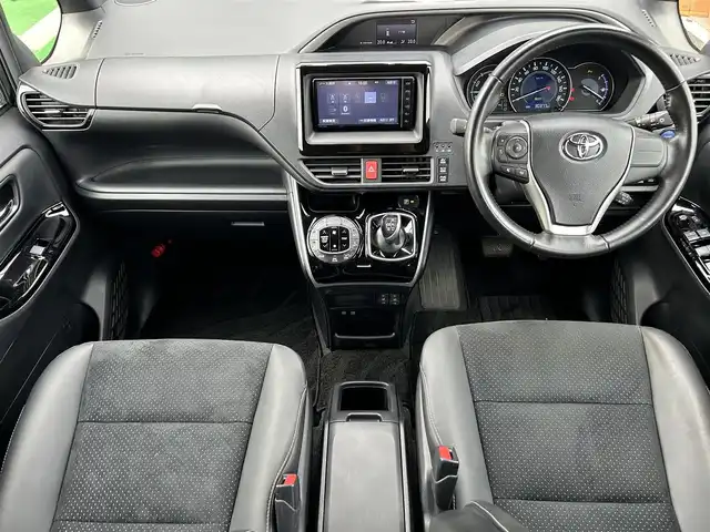 トヨタ ヴォクシー ハイブリッド ZS 煌Ⅲ 奈良県 2021(令3)年 3.1万km ブラック 純正メモリーナビ（NSZT-W68T）/(AM/FM/CD/DVD/BT/SD/フルセグTV)/ハーフレザーシート/シートヒーター/バックカメラ/ビルトインETC/両側パワースライドドア/クリアランスソナー/トヨタセーフティセンス/・プリクラッシュセーフティ/・レーントレーシングアシスト/・オートマチックハイビーム/クルーズコントロール/革巻きステアリング/ステアリングスイッチ/純正フロアマット/純正ドアバイザー/電格ウインカーミラー/プッシュスタート/スペアキー