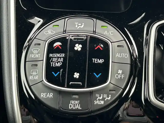 トヨタ ヴォクシー ハイブリッド ZS 煌Ⅲ 奈良県 2021(令3)年 3.1万km ブラック 純正メモリーナビ（NSZT-W68T）/(AM/FM/CD/DVD/BT/SD/フルセグTV)/ハーフレザーシート/シートヒーター/バックカメラ/ビルトインETC/両側パワースライドドア/クリアランスソナー/トヨタセーフティセンス/・プリクラッシュセーフティ/・レーントレーシングアシスト/・オートマチックハイビーム/クルーズコントロール/革巻きステアリング/ステアリングスイッチ/純正フロアマット/純正ドアバイザー/電格ウインカーミラー/プッシュスタート/スペアキー