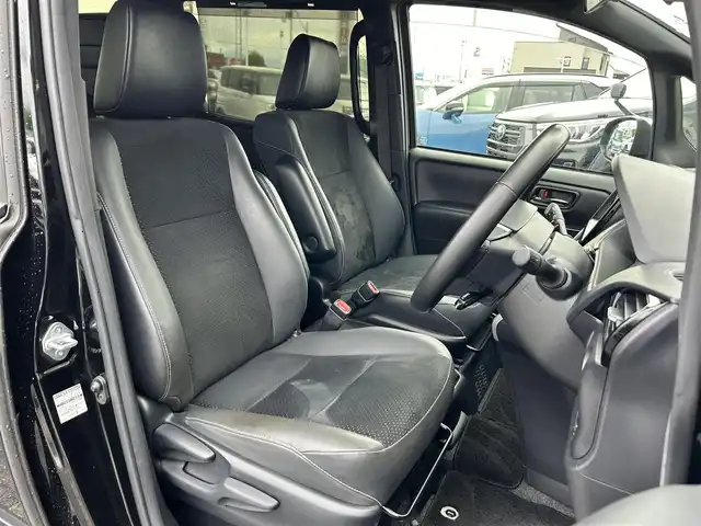 トヨタ ヴォクシー ハイブリッド ZS 煌Ⅲ 奈良県 2021(令3)年 3.1万km ブラック 純正メモリーナビ（NSZT-W68T）/(AM/FM/CD/DVD/BT/SD/フルセグTV)/ハーフレザーシート/シートヒーター/バックカメラ/ビルトインETC/両側パワースライドドア/クリアランスソナー/トヨタセーフティセンス/・プリクラッシュセーフティ/・レーントレーシングアシスト/・オートマチックハイビーム/クルーズコントロール/革巻きステアリング/ステアリングスイッチ/純正フロアマット/純正ドアバイザー/電格ウインカーミラー/プッシュスタート/スペアキー