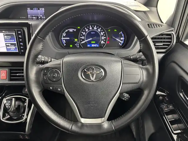トヨタ ヴォクシー ハイブリッド ZS 煌Ⅲ 大阪府 2021(令3)年 3.1万km ブラック トヨタセーフティセンス/・プリクラッシュセーフティ/・レーントレーシングアシスト/・オートマチックハイビーム/純正メモリーナビ/(AM/FM/CD/DVD/BT/SD/フルセグTV)/ハーフレザーシート/シートヒーター/バックカメラ/ビルトインETC/両側パワースライドドア/クリアランスソナー/クルーズコントロール/革巻きステアリング/ステアリングスイッチ/純正フロアマット/純正ドアバイザー/電格ウインカーミラー/プッシュスタート/スペアキー