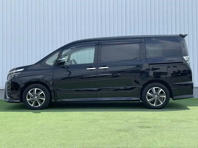 トヨタ ヴォクシー ZS 煌Ⅲ 香川県 2021(令3)年 4.1万km ブラック トヨタセーフティセンス/・プリクラッシュ/・LDA/アルパイン11インチナビ/アルパインフリップダウン/両側パワースライドドア/ハーフレザーシート/革巻きステアリング/ステアリングリモコン/クルーズコントロール/LEDライト/LEDフォグライト/スマートキー/プッシュスタート