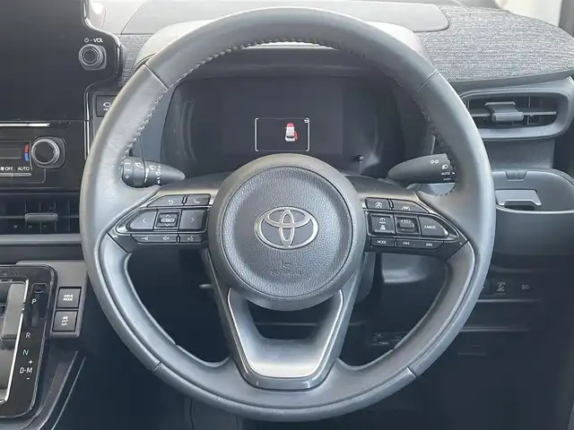 トヨタ シエンタ Z 兵庫県 2022(令4)年 0.9万km アーバンカーキ 10.5インチメーカーオプションナビ/　　(FM/AM/CD/BT/TV)/フルセグTV/スマートキー/プッシュスタート/社外前後ドラレコ/ステアリングリモコン/ステアリングヒーター/クルーズコントロール（追従あり）/レーンキープアシスト/ブラインドスポットモニター/パノラミックビューモニター/シートヒーター/ビルドインETC/両側パワースライドドア/リアサンシェード/3列シート/フロアマット/LEDヘッドライト/ドアバイザー