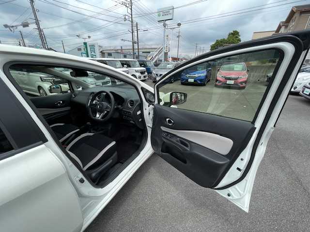 日産 ノート X 静岡県 2020(令2)年 1万km ホワイト ●社外ナビ/(CD/Bluetooth)/(MDV-D207BT)/●衝突被害軽減システム/●レーンキープアシスト/●前後コーナーセンサー/●オートライト/●レベライザー/●ETC/●ドアバイザー/●W＋SRS＋ABS