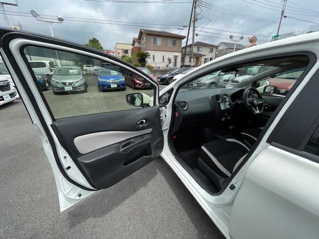 日産 ノート X 静岡県 2020(令2)年 1万km ホワイト ●社外ナビ/(CD/Bluetooth)/(MDV-D207BT)/●衝突被害軽減システム/●レーンキープアシスト/●前後コーナーセンサー/●オートライト/●レベライザー/●ETC/●ドアバイザー/●W＋SRS＋ABS