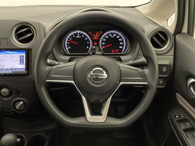 日産 ノート X 長野県 2020(令2)年 1万km ホワイト 社外SDナビ（型番：MDV-D207BT）/(CD＆Bluetooth＆USB＆iPod＆AUX)/衝突被害軽減システム/クリアランスソナー/前後コーナーセンサー/オートライト/レベライザー/ETC/ドアバイザー/社外フロアマット/ウィンカーミラー/電動格納ミラー/純正ホイールキャップ/スマートキー