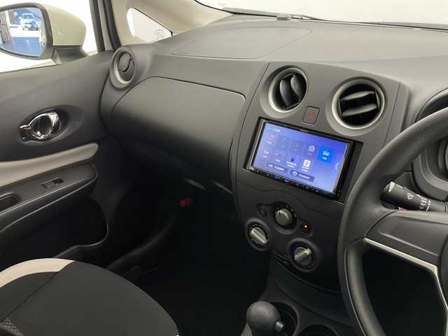 日産 ノート X 長野県 2020(令2)年 1万km ホワイト 社外SDナビ（型番：MDV-D207BT）/(CD＆Bluetooth＆USB＆iPod＆AUX)/衝突被害軽減システム/クリアランスソナー/前後コーナーセンサー/オートライト/レベライザー/ETC/ドアバイザー/社外フロアマット/ウィンカーミラー/電動格納ミラー/純正ホイールキャップ/スマートキー