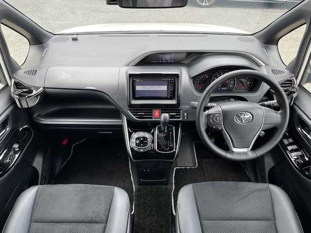 トヨタ ヴォクシー ZS 煌Ⅲ 埼玉県 2020(令2)年 2.7万km ホワイトパールクリスタルシャイン 純正SDナビ/【CD/DVD/フルセグ/Bluetooth】/バックカメラ/両側パワースライドドア/プリクラッシュセーフティシステム/クルーズコントロール/ETC/レーンディパーチャーアラート/前後ドライブレコーダー/横滑り防止装置/アイドリングストップ/LEDヘッドライト