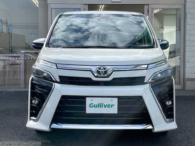 トヨタ ヴォクシー ZS 煌Ⅲ 埼玉県 2020(令2)年 2.7万km ホワイトパールクリスタルシャイン 純正SDナビ/【CD/DVD/フルセグ/Bluetooth】/バックカメラ/両側パワースライドドア/プリクラッシュセーフティシステム/クルーズコントロール/ETC/レーンディパーチャーアラート/前後ドライブレコーダー/横滑り防止装置/アイドリングストップ/LEDヘッドライト