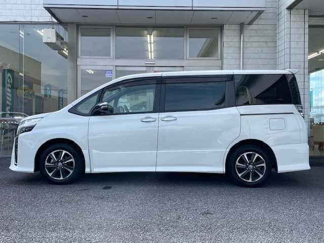 トヨタ ヴォクシー ZS 煌Ⅲ 埼玉県 2020(令2)年 2.7万km ホワイトパールクリスタルシャイン 純正SDナビ/【CD/DVD/フルセグ/Bluetooth】/バックカメラ/両側パワースライドドア/プリクラッシュセーフティシステム/クルーズコントロール/ETC/レーンディパーチャーアラート/前後ドライブレコーダー/横滑り防止装置/アイドリングストップ/LEDヘッドライト