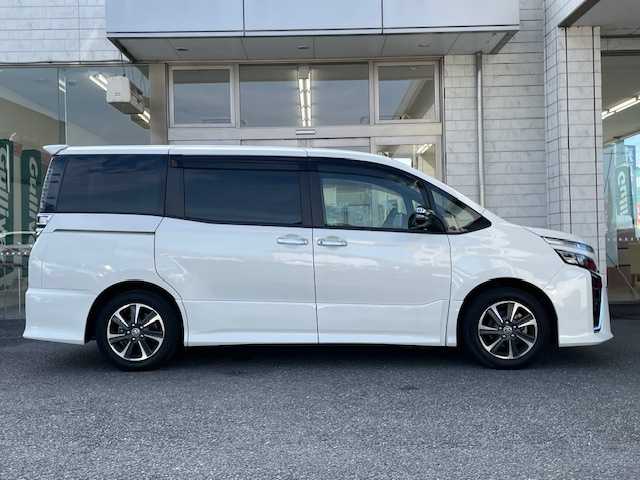 トヨタ ヴォクシー ZS 煌Ⅲ 埼玉県 2020(令2)年 2.7万km ホワイトパールクリスタルシャイン 純正SDナビ/【CD/DVD/フルセグ/Bluetooth】/バックカメラ/両側パワースライドドア/プリクラッシュセーフティシステム/クルーズコントロール/ETC/レーンディパーチャーアラート/前後ドライブレコーダー/横滑り防止装置/アイドリングストップ/LEDヘッドライト