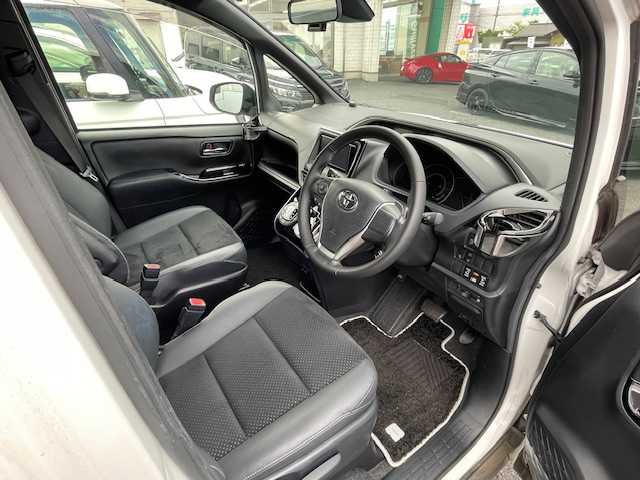 トヨタ ヴォクシー ZS 煌Ⅲ 埼玉県 2020(令2)年 2.7万km ホワイトパールクリスタルシャイン 純正SDナビ/【CD/DVD/フルセグ/Bluetooth】/バックカメラ/両側パワースライドドア/プリクラッシュセーフティシステム/クルーズコントロール/ETC/レーンディパーチャーアラート/前後ドライブレコーダー/横滑り防止装置/アイドリングストップ/LEDヘッドライト
