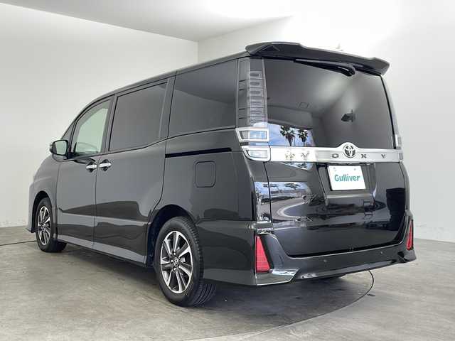 トヨタ ヴォクシー ZS 煌Ⅲ 兵庫県 2021(令3)年 6.2万km イナズマスパーキングブラックガラスフレーク ・Toyota Safety Sense/・プリクラッシュセーフティ/・レーンディパーチャーアラート/・オートマチックハイビーム/・純正9インチナビ/CD/DVD/フルセグ/SD/BT/・純正12.1リアインチフリップダウンモニター/・両側パワースライドドア/・ハーフレザーシート/・クルーズコントロール/・インテリジェントクリアランスソナー/・純正16インチアルミホイール/・LEDライト/・LEDフォグランプ/・アイドリングストップ/・左右独立温度調整オートエアコン/・革巻きステアリング/・スマートキー/・プッシュスタート