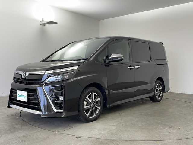 トヨタ ヴォクシー ZS 煌Ⅲ 兵庫県 2021(令3)年 6.2万km イナズマスパーキングブラックガラスフレーク ・Toyota Safety Sense/・プリクラッシュセーフティ/・レーンディパーチャーアラート/・オートマチックハイビーム/・純正9インチナビ/CD/DVD/フルセグ/SD/BT/・純正12.1リアインチフリップダウンモニター/・両側パワースライドドア/・ハーフレザーシート/・クルーズコントロール/・インテリジェントクリアランスソナー/・純正16インチアルミホイール/・LEDライト/・LEDフォグランプ/・アイドリングストップ/・左右独立温度調整オートエアコン/・革巻きステアリング/・スマートキー/・プッシュスタート