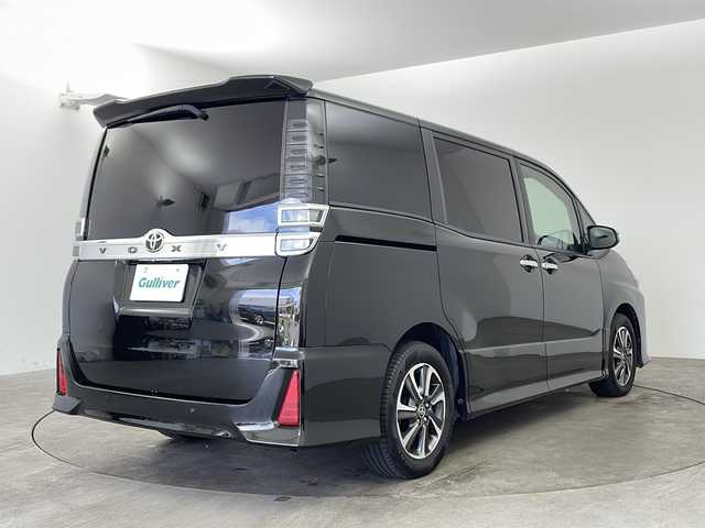 トヨタ ヴォクシー ZS 煌Ⅲ 兵庫県 2021(令3)年 6.2万km イナズマスパーキングブラックガラスフレーク ・Toyota Safety Sense/・プリクラッシュセーフティ/・レーンディパーチャーアラート/・オートマチックハイビーム/・純正9インチナビ/CD/DVD/フルセグ/SD/BT/・純正12.1リアインチフリップダウンモニター/・両側パワースライドドア/・ハーフレザーシート/・クルーズコントロール/・インテリジェントクリアランスソナー/・純正16インチアルミホイール/・LEDライト/・LEDフォグランプ/・アイドリングストップ/・左右独立温度調整オートエアコン/・革巻きステアリング/・スマートキー/・プッシュスタート