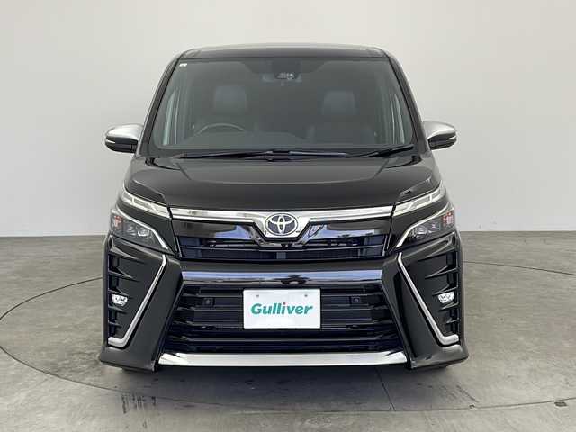 トヨタ ヴォクシー ZS 煌Ⅲ 兵庫県 2021(令3)年 6.2万km イナズマスパーキングブラックガラスフレーク ・Toyota Safety Sense/・プリクラッシュセーフティ/・レーンディパーチャーアラート/・オートマチックハイビーム/・純正9インチナビ/CD/DVD/フルセグ/SD/BT/・純正12.1リアインチフリップダウンモニター/・両側パワースライドドア/・ハーフレザーシート/・クルーズコントロール/・インテリジェントクリアランスソナー/・純正16インチアルミホイール/・LEDライト/・LEDフォグランプ/・アイドリングストップ/・左右独立温度調整オートエアコン/・革巻きステアリング/・スマートキー/・プッシュスタート