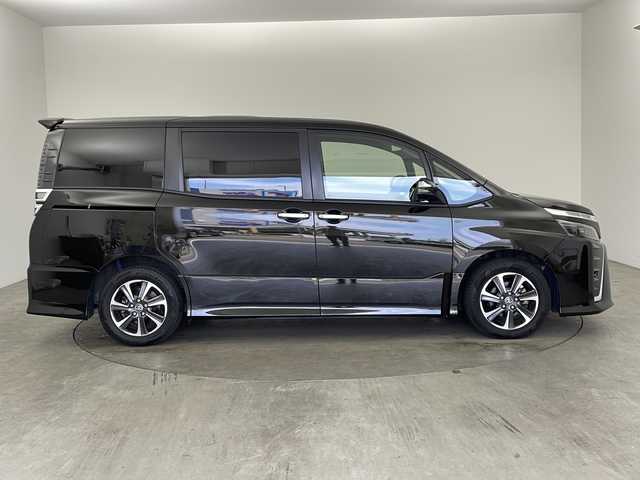トヨタ ヴォクシー ZS 煌Ⅲ 兵庫県 2021(令3)年 6.2万km イナズマスパーキングブラックガラスフレーク ・Toyota Safety Sense/・プリクラッシュセーフティ/・レーンディパーチャーアラート/・オートマチックハイビーム/・純正9インチナビ/CD/DVD/フルセグ/SD/BT/・純正12.1リアインチフリップダウンモニター/・両側パワースライドドア/・ハーフレザーシート/・クルーズコントロール/・インテリジェントクリアランスソナー/・純正16インチアルミホイール/・LEDライト/・LEDフォグランプ/・アイドリングストップ/・左右独立温度調整オートエアコン/・革巻きステアリング/・スマートキー/・プッシュスタート