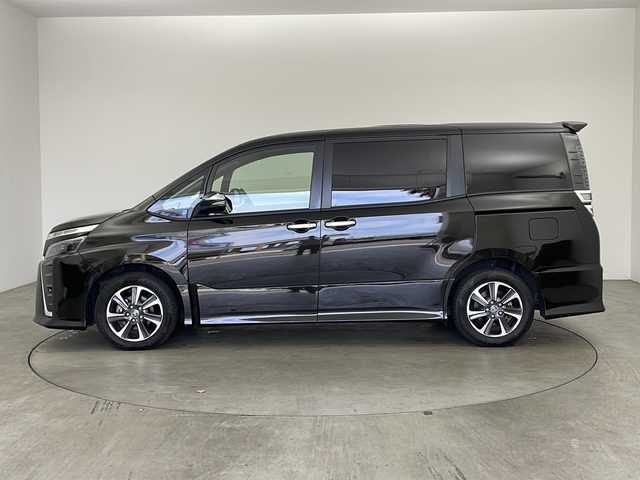 トヨタ ヴォクシー ZS 煌Ⅲ 兵庫県 2021(令3)年 6.2万km イナズマスパーキングブラックガラスフレーク ・Toyota Safety Sense/・プリクラッシュセーフティ/・レーンディパーチャーアラート/・オートマチックハイビーム/・純正9インチナビ/CD/DVD/フルセグ/SD/BT/・純正12.1リアインチフリップダウンモニター/・両側パワースライドドア/・ハーフレザーシート/・クルーズコントロール/・インテリジェントクリアランスソナー/・純正16インチアルミホイール/・LEDライト/・LEDフォグランプ/・アイドリングストップ/・左右独立温度調整オートエアコン/・革巻きステアリング/・スマートキー/・プッシュスタート