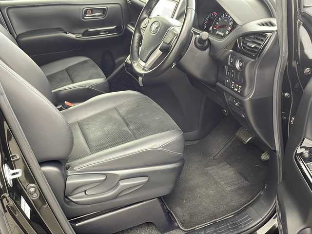 トヨタ ヴォクシー ZS 煌Ⅲ 兵庫県 2021(令3)年 6.2万km イナズマスパーキングブラックガラスフレーク ・Toyota Safety Sense/・プリクラッシュセーフティ/・レーンディパーチャーアラート/・オートマチックハイビーム/・純正9インチナビ/CD/DVD/フルセグ/SD/BT/・純正12.1リアインチフリップダウンモニター/・両側パワースライドドア/・ハーフレザーシート/・クルーズコントロール/・インテリジェントクリアランスソナー/・純正16インチアルミホイール/・LEDライト/・LEDフォグランプ/・アイドリングストップ/・左右独立温度調整オートエアコン/・革巻きステアリング/・スマートキー/・プッシュスタート