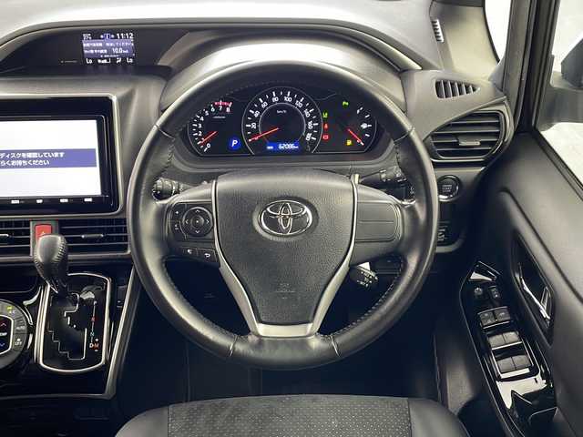 トヨタ ヴォクシー ZS 煌Ⅲ 兵庫県 2021(令3)年 6.2万km イナズマスパーキングブラックガラスフレーク ・Toyota Safety Sense/・プリクラッシュセーフティ/・レーンディパーチャーアラート/・オートマチックハイビーム/・純正9インチナビ/CD/DVD/フルセグ/SD/BT/・純正12.1リアインチフリップダウンモニター/・両側パワースライドドア/・ハーフレザーシート/・クルーズコントロール/・インテリジェントクリアランスソナー/・純正16インチアルミホイール/・LEDライト/・LEDフォグランプ/・アイドリングストップ/・左右独立温度調整オートエアコン/・革巻きステアリング/・スマートキー/・プッシュスタート