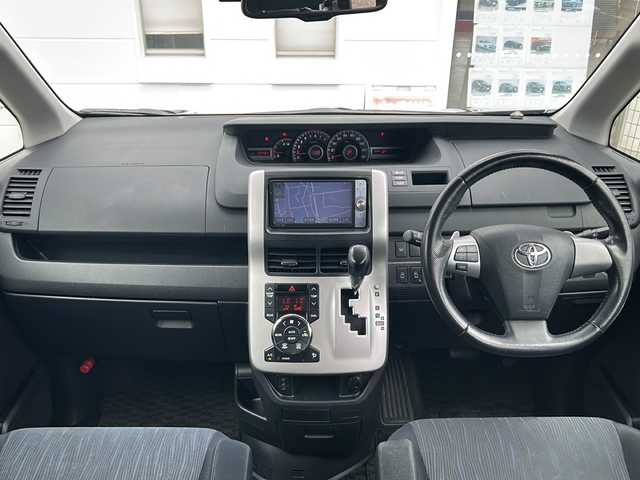 トヨタ ヴォクシー ZS 愛知県 2011(平23)年 13.3万km ボルドーマイカメタリック /禁煙車//純正ナビ・フルセグTV//バックカメラ//ビルトインETC//両側パワースライドドア//パワーバックドア//パドルシフト//ステアスイッチ//シートヒーター//HIDオートライト//フォグランプ//電動格納ミラーウインカー//ドライブレコーダー//純正１６インチアルミ//純正フロアマット//新車保証書//取扱説明書//スペアキー