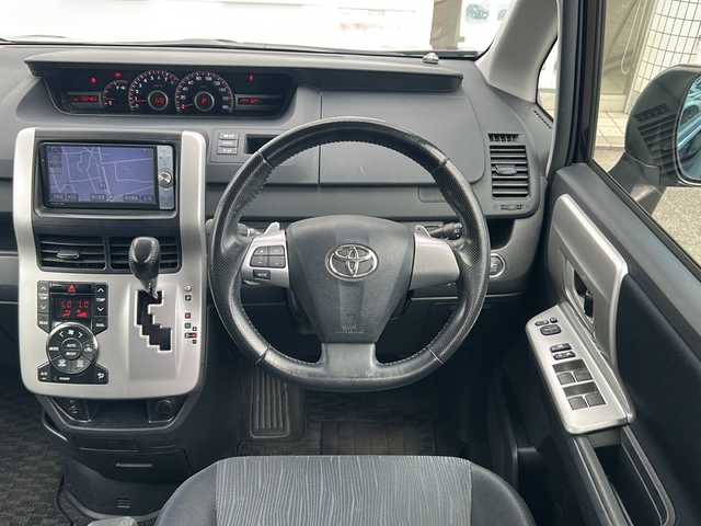 トヨタ ヴォクシー ZS 愛知県 2011(平23)年 13.3万km ボルドーマイカメタリック /禁煙車//純正ナビ・フルセグTV//バックカメラ//ビルトインETC//両側パワースライドドア//パワーバックドア//パドルシフト//ステアスイッチ//シートヒーター//HIDオートライト//フォグランプ//電動格納ミラーウインカー//ドライブレコーダー//純正１６インチアルミ//純正フロアマット//新車保証書//取扱説明書//スペアキー