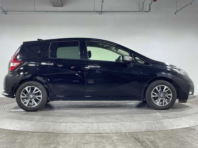 日産 ノート X モード・プレミア 神奈川県 2018(平30)年 2.2万km スーパーブラック 純正7インチメモリーナビ（MM317D-W）/-CD/DVD/Bluetooth/フルセグTV/AM/FM/SD/アラウンドビューモニター　/エマージェンシーブレーキ　/車線逸脱警報　/前方ドラレコ　/15インチオーテックホイール　/デジタルインナーミラー　/アイドリングストップ　/横滑り防止　/ETC/純正フロアマット/LED　
