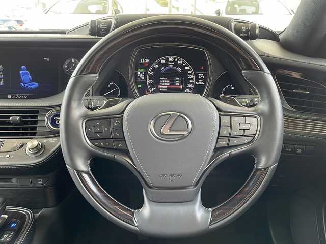 レクサス ＬＳ 500h バージョンL 京都府 2020(令2)年 6.8万km グラファイトブラックガラスフレーク １２．３インチ純正メモリーナビ　/フルセグＴＶ　/Bluetooth/CD/DVD再生機能/AUX/本革シート　/パワーシート/シートヒーター/エアシート/オットマン/レクサスセーフティシステム/クルコン追従有/レーンキープアシスト　/ＢＳＭ　/ＨＵＤ/アラウンドビューモニター　/禁煙　　/３眼ＬＥＤヘッドライト　/オートライト/オートマチックハイビーム/デジタルインナーミラー　/電動格納ウィンカーミラー/電動サンシェード/電動リアゲート/ナノイー/純正AW19インチ/Wサイドエアバッグ
