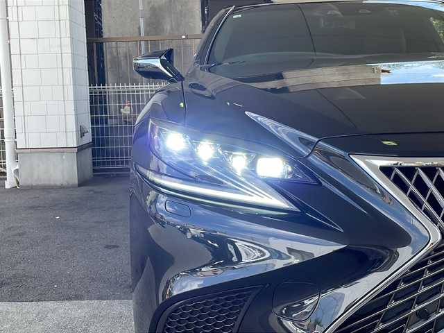 レクサス ＬＳ 500h バージョンL 京都府 2020(令2)年 6.8万km グラファイトブラックガラスフレーク １２．３インチ純正メモリーナビ　/フルセグＴＶ　/Bluetooth/CD/DVD再生機能/AUX/本革シート　/パワーシート/シートヒーター/エアシート/オットマン/レクサスセーフティシステム/クルコン追従有/レーンキープアシスト　/ＢＳＭ　/ＨＵＤ/アラウンドビューモニター　/禁煙　　/３眼ＬＥＤヘッドライト　/オートライト/オートマチックハイビーム/デジタルインナーミラー　/電動格納ウィンカーミラー/電動サンシェード/電動リアゲート/ナノイー/純正AW19インチ/Wサイドエアバッグ