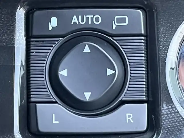 トヨタ クラウン ハイブリッド アスリートS 岡山県 2013(平25)年 8.6万km ホワイトパールクリスタルシャイン 登録時走行距離85782km/純正ナビ/フルセグTV（AM.FM.TV.CD.DVD.BT）/サンルーフ/禁煙車/ワンオーナー/前後ドライブレコーダー/バックカメラ/前席パワーシート/前席シートヒーター/クルーズコントロール/盗難防止装置/横滑り防止機能/ビルドインETC/ステアリングスイッチ/オートライト/プッシュスタート/アイドリングストップ/純正１８インチAW/純正マット/純正ドアバイザー/保証書/取扱説明書/ディーラー整備記録簿/スペアキー