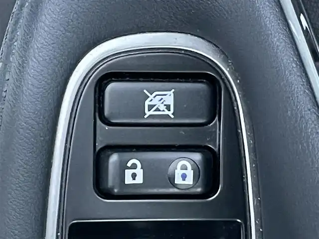 トヨタ クラウン ハイブリッド アスリートS 岡山県 2013(平25)年 8.6万km ホワイトパールクリスタルシャイン 登録時走行距離85782km/純正ナビ/フルセグTV（AM.FM.TV.CD.DVD.BT）/サンルーフ/禁煙車/ワンオーナー/前後ドライブレコーダー/バックカメラ/前席パワーシート/前席シートヒーター/クルーズコントロール/盗難防止装置/横滑り防止機能/ビルドインETC/ステアリングスイッチ/オートライト/プッシュスタート/アイドリングストップ/純正１８インチAW/純正マット/純正ドアバイザー/保証書/取扱説明書/ディーラー整備記録簿/スペアキー