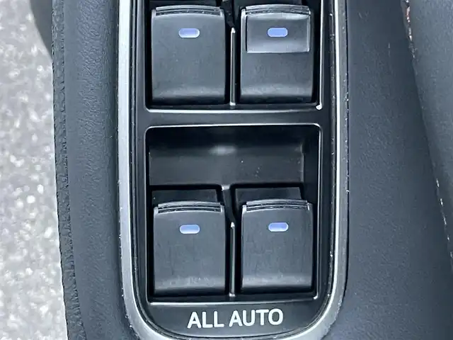 トヨタ クラウン ハイブリッド アスリートS 岡山県 2013(平25)年 8.6万km ホワイトパールクリスタルシャイン 登録時走行距離85782km/純正ナビ/フルセグTV（AM.FM.TV.CD.DVD.BT）/サンルーフ/禁煙車/ワンオーナー/前後ドライブレコーダー/バックカメラ/前席パワーシート/前席シートヒーター/クルーズコントロール/盗難防止装置/横滑り防止機能/ビルドインETC/ステアリングスイッチ/オートライト/プッシュスタート/アイドリングストップ/純正１８インチAW/純正マット/純正ドアバイザー/保証書/取扱説明書/ディーラー整備記録簿/スペアキー