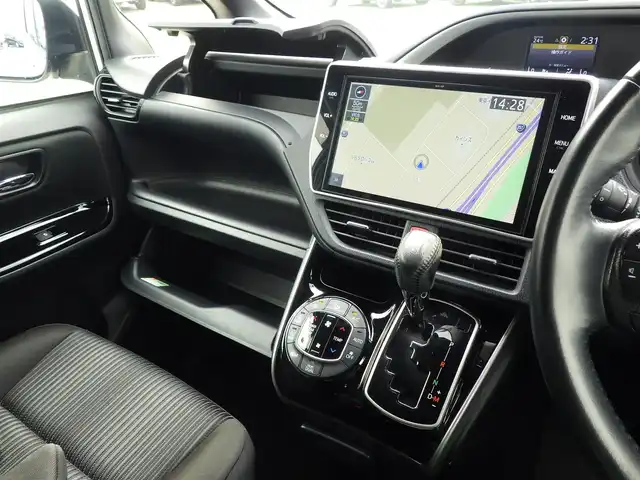 トヨタ ヴォクシー ZS 煌Ⅱ 千葉県 2020(令2)年 5.7万km ホワイトパールクリスタルシャイン Toyota Safety Sense/・プリクラッシュセーフティ/・レーンディパーチャーアラート/・オートハイビーム/クルーズコントロール/両側パワースライドドア/純正SDナビ/地デジTV/【DVD/CD再生機能　Bluetooth接続】/バックカメラ/フリップダウンモニター/ドライブレコーダー（前後撮影）/革巻きステアリング/ステアリングスイッチ/ETC/LEDヘッドライト/フォグライト/ウインカーミラー/クリアランスソナー/純正16インチアルミホイル/スマートキー