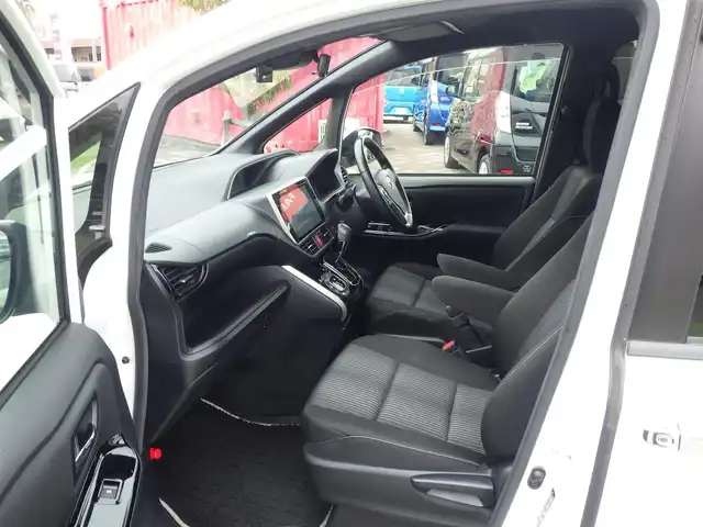トヨタ ヴォクシー ZS 煌Ⅱ 千葉県 2020(令2)年 5.7万km ホワイトパールクリスタルシャイン Toyota Safety Sense/・プリクラッシュセーフティ/・レーンディパーチャーアラート/・オートハイビーム/クルーズコントロール/両側パワースライドドア/純正SDナビ/地デジTV/【DVD/CD再生機能　Bluetooth接続】/バックカメラ/フリップダウンモニター/ドライブレコーダー（前後撮影）/革巻きステアリング/ステアリングスイッチ/ETC/LEDヘッドライト/フォグライト/ウインカーミラー/クリアランスソナー/純正16インチアルミホイル/スマートキー