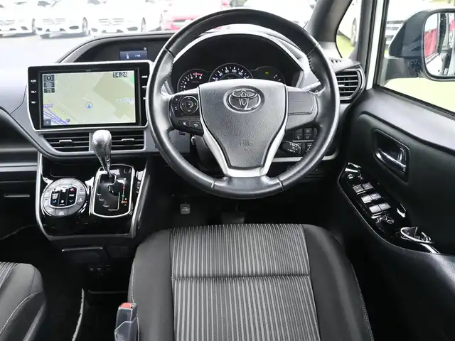 トヨタ ヴォクシー ZS 煌Ⅱ 千葉県 2020(令2)年 5.7万km ホワイトパールクリスタルシャイン Toyota Safety Sense/・プリクラッシュセーフティ/・レーンディパーチャーアラート/・オートハイビーム/クルーズコントロール/両側パワースライドドア/純正SDナビ/地デジTV/【DVD/CD再生機能　Bluetooth接続】/バックカメラ/フリップダウンモニター/ドライブレコーダー（前後撮影）/革巻きステアリング/ステアリングスイッチ/ETC/LEDヘッドライト/フォグライト/ウインカーミラー/クリアランスソナー/純正16インチアルミホイル/スマートキー