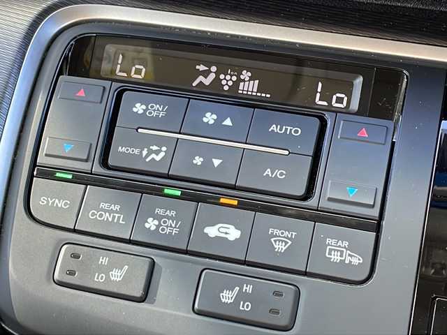 ホンダ ステップワゴン スパーダ クルスピセンシング 福岡県 2021(令3)年 3.2万km プラチナホワイトパール ・純正8インチナビ/-BT/フルセグTV/CD/DVD/FM/AM/AppleCarPlay/・バックカメラ/・純正11.6インチフリップダウンモニター[VM-185EN】/・レーダークルーズコントロール/・衝突軽減ブレーキ/・車線逸脱警報/・両側パワースライドドア/・前後ドライブレコーダー/・リアエアコン/・ETC2.0/・パドルシフト/・サンシェード/・純正アルミ１７インチ/・純正フロアマット/・前席シートヒーター/・アイドリングストップ/・ドアバイザー/・ステアリングリモコン/・プッシュスタート/・スマートキー/・スペアキー×１