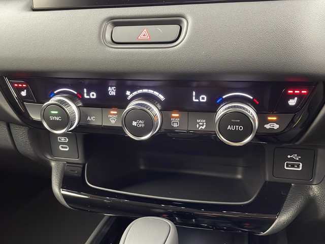 ホンダ ヴェゼル ハイブリッド e:HEV Z 愛知県 2025(令7)年 0.1千km クリスタルブラックパール /R7年10月登録済未使用車//純正HondaCONNECTナビ//フルセグTV/AMFM/Bluetooth/USB//AppleCarPlay/AndroidAuto//ビルトインETC2.0//バックカメラ//HondaSENSING//アダプティブクルーズコントロール//パーキングセンサーシステム//ブラインドスポットモニター//アダプティブドライビングビーム//後退出庫サポート//フルLEDヘッドランプ//オートライト//LEDアクティブコーナリングライト//LEDフォグランプ//フルLEDリアコンビランプ//ハンズフリーパワーテールゲート//プライムスムースコンビシート//前席シートヒーター//革巻きステアリング//ステアリングスイッチ//ステアリングヒーター//パドルシフト式減速セレクター//純正18インチアルミホイール//電子パーキングブレーキ//ブレーキホールド//ヒルディセントコントロール//プッシュスタート//電動格納ミラー//アイドリングストップ