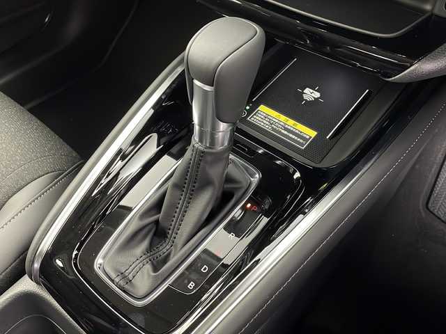 ホンダ ヴェゼル ハイブリッド e:HEV Z 愛知県 2025(令7)年 0.1千km クリスタルブラックパール /R7年10月登録済未使用車//純正HondaCONNECTナビ//フルセグTV/AMFM/Bluetooth/USB//AppleCarPlay/AndroidAuto//ビルトインETC2.0//バックカメラ//HondaSENSING//アダプティブクルーズコントロール//パーキングセンサーシステム//ブラインドスポットモニター//アダプティブドライビングビーム//後退出庫サポート//フルLEDヘッドランプ//オートライト//LEDアクティブコーナリングライト//LEDフォグランプ//フルLEDリアコンビランプ//ハンズフリーパワーテールゲート//プライムスムースコンビシート//前席シートヒーター//革巻きステアリング//ステアリングスイッチ//ステアリングヒーター//パドルシフト式減速セレクター//純正18インチアルミホイール//電子パーキングブレーキ//ブレーキホールド//ヒルディセントコントロール//プッシュスタート//電動格納ミラー//アイドリングストップ