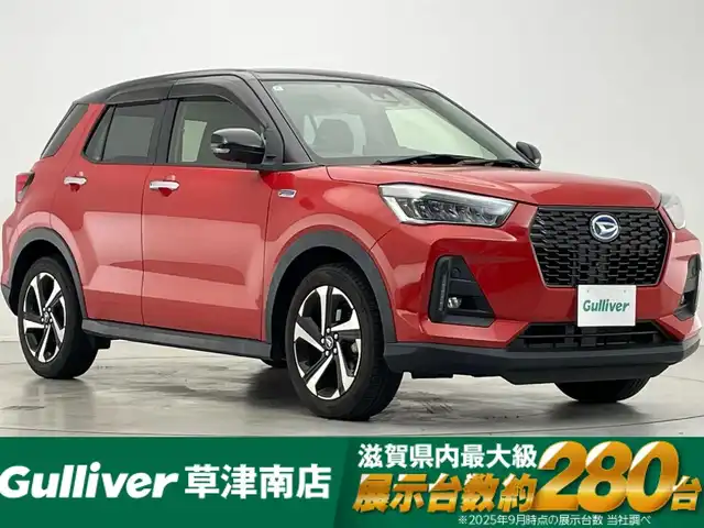 ダイハツ ロッキー プレミアム G HEV 滋賀県 2022(令4)年 4.8万km ブラックマイカメタリック/コンパーノレッド 純正9インチナビ/【Bluetooth/CD/DVD/フルセグTV/USB】/全方位カメラ/ハーフレザーシート /プリクラッシュセーフティ/レーントレーシングアシスト/レーダークルーズコントロール/LEDヘッドライト/オートマチックハイビーム/クリアランスソナー/電動パーキングブレーキ/オートブレーキホールド/ビルトインETC/前方ドライブレコーダー/D/Nシートヒーター/純正フロアマット/ドアバイザー/プッシュスタート/スマートキー/ステアリングリモコン