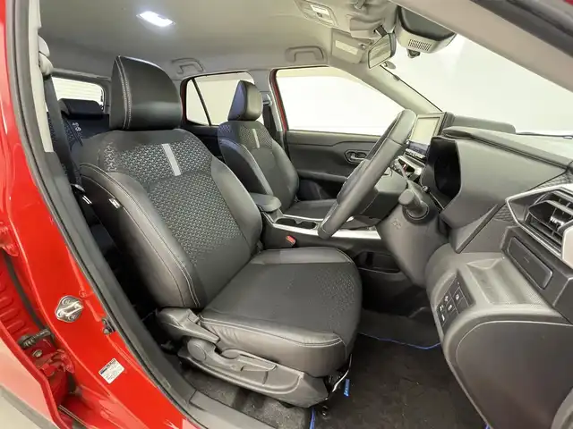ダイハツ ロッキー プレミアム G HEV 滋賀県 2022(令4)年 4.8万km ブラックマイカメタリック/コンパーノレッド 純正9インチナビ/【Bluetooth/CD/DVD/フルセグTV/USB】/全方位カメラ/ハーフレザーシート /プリクラッシュセーフティ/レーントレーシングアシスト/レーダークルーズコントロール/LEDヘッドライト/オートマチックハイビーム/クリアランスソナー/電動パーキングブレーキ/オートブレーキホールド/ビルトインETC/前方ドライブレコーダー/D/Nシートヒーター/純正フロアマット/ドアバイザー/プッシュスタート/スマートキー/ステアリングリモコン