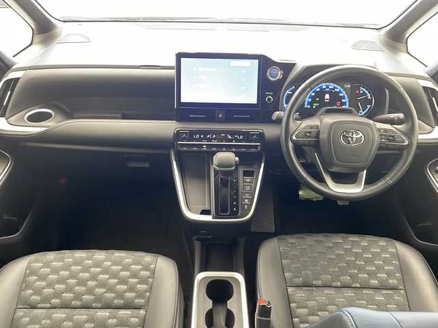 トヨタ ヴォクシー ハイブリッド S－Z 沖縄県 2022(令4)年 2.2万km グリッターブラックガラスフレーク 純正10.5型ディスプレイオーディオ/　フルセグTV/Bluetooth/バックカメラ/前後ドライブレコーダー/トヨタセーフティセンス/・レーダークルーズコントロール/・衝突軽減ブレーキ/・レーンキープアシスト/・オートマチックハイビーム/両側パワースライドドア/ETC/LEDヘッドライト/シートヒーター/アクセサリーコンセント/プッシュスタート/スマートキー/電動パーキングブレーキ/純正アルミホイール/ブラインドスポットモニター/電動格納ミラー/SOSボタン/ステアリングスイッチ/ハーフレザーシート