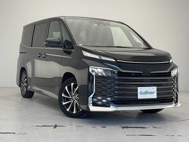 トヨタ ヴォクシー ハイブリッド S－Z 沖縄県 2022(令4)年 2.2万km グリッターブラックガラスフレーク 純正10.5型ディスプレイオーディオ/　フルセグTV/Bluetooth/バックカメラ/前後ドライブレコーダー/トヨタセーフティセンス/・レーダークルーズコントロール/・衝突軽減ブレーキ/・レーンキープアシスト/・オートマチックハイビーム/両側パワースライドドア/ETC/LEDヘッドライト/シートヒーター/アクセサリーコンセント/プッシュスタート/スマートキー/電動パーキングブレーキ/純正アルミホイール/ブラインドスポットモニター/電動格納ミラー/SOSボタン/ステアリングスイッチ/ハーフレザーシート