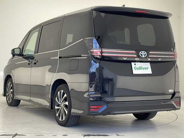 トヨタ ヴォクシー ハイブリッド S－Z 沖縄県 2022(令4)年 2.2万km グリッターブラックガラスフレーク 純正10.5型ディスプレイオーディオ/　フルセグTV/Bluetooth/バックカメラ/前後ドライブレコーダー/トヨタセーフティセンス/・レーダークルーズコントロール/・衝突軽減ブレーキ/・レーンキープアシスト/・オートマチックハイビーム/両側パワースライドドア/ETC/LEDヘッドライト/シートヒーター/アクセサリーコンセント/プッシュスタート/スマートキー/電動パーキングブレーキ/純正アルミホイール/ブラインドスポットモニター/電動格納ミラー/SOSボタン/ステアリングスイッチ/ハーフレザーシート