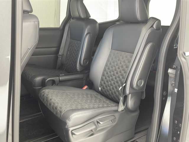 トヨタ ヴォクシー ハイブリッド S－Z 沖縄県 2022(令4)年 2.2万km グリッターブラックガラスフレーク 純正10.5型ディスプレイオーディオ/　フルセグTV/Bluetooth/バックカメラ/前後ドライブレコーダー/トヨタセーフティセンス/・レーダークルーズコントロール/・衝突軽減ブレーキ/・レーンキープアシスト/・オートマチックハイビーム/両側パワースライドドア/ETC/LEDヘッドライト/シートヒーター/アクセサリーコンセント/プッシュスタート/スマートキー/電動パーキングブレーキ/純正アルミホイール/ブラインドスポットモニター/電動格納ミラー/SOSボタン/ステアリングスイッチ/ハーフレザーシート