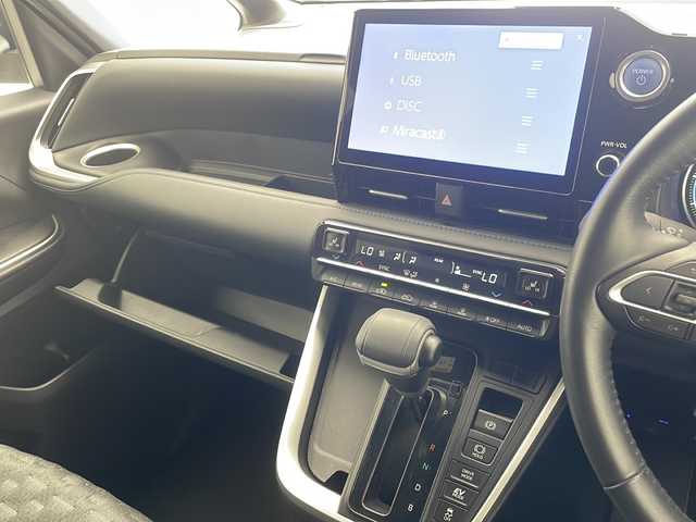 トヨタ ヴォクシー ハイブリッド S－Z 沖縄県 2022(令4)年 2.2万km グリッターブラックガラスフレーク 純正10.5型ディスプレイオーディオ/　フルセグTV/Bluetooth/バックカメラ/前後ドライブレコーダー/トヨタセーフティセンス/・レーダークルーズコントロール/・衝突軽減ブレーキ/・レーンキープアシスト/・オートマチックハイビーム/両側パワースライドドア/ETC/LEDヘッドライト/シートヒーター/アクセサリーコンセント/プッシュスタート/スマートキー/電動パーキングブレーキ/純正アルミホイール/ブラインドスポットモニター/電動格納ミラー/SOSボタン/ステアリングスイッチ/ハーフレザーシート