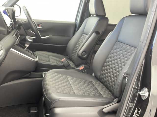 トヨタ ヴォクシー ハイブリッド S－Z 沖縄県 2022(令4)年 2.2万km グリッターブラックガラスフレーク 純正10.5型ディスプレイオーディオ/　フルセグTV/Bluetooth/バックカメラ/前後ドライブレコーダー/トヨタセーフティセンス/・レーダークルーズコントロール/・衝突軽減ブレーキ/・レーンキープアシスト/・オートマチックハイビーム/両側パワースライドドア/ETC/LEDヘッドライト/シートヒーター/アクセサリーコンセント/プッシュスタート/スマートキー/電動パーキングブレーキ/純正アルミホイール/ブラインドスポットモニター/電動格納ミラー/SOSボタン/ステアリングスイッチ/ハーフレザーシート