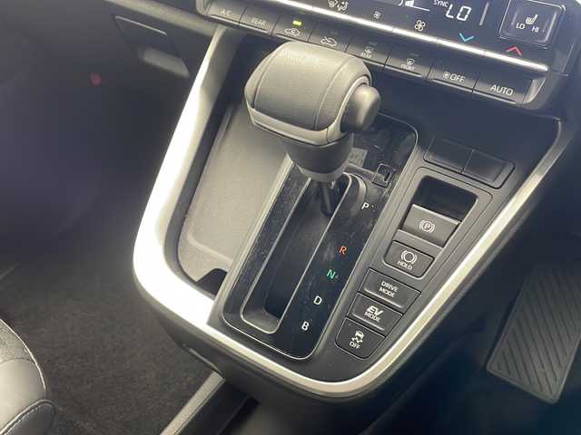 トヨタ ヴォクシー ハイブリッド S－Z 沖縄県 2022(令4)年 2.2万km グリッターブラックガラスフレーク 純正10.5型ディスプレイオーディオ/　フルセグTV/Bluetooth/バックカメラ/前後ドライブレコーダー/トヨタセーフティセンス/・レーダークルーズコントロール/・衝突軽減ブレーキ/・レーンキープアシスト/・オートマチックハイビーム/両側パワースライドドア/ETC/LEDヘッドライト/シートヒーター/アクセサリーコンセント/プッシュスタート/スマートキー/電動パーキングブレーキ/純正アルミホイール/ブラインドスポットモニター/電動格納ミラー/SOSボタン/ステアリングスイッチ/ハーフレザーシート