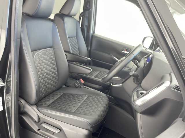 トヨタ ヴォクシー ハイブリッド S－Z 沖縄県 2022(令4)年 2.2万km グリッターブラックガラスフレーク 純正10.5型ディスプレイオーディオ/　フルセグTV/Bluetooth/バックカメラ/前後ドライブレコーダー/トヨタセーフティセンス/・レーダークルーズコントロール/・衝突軽減ブレーキ/・レーンキープアシスト/・オートマチックハイビーム/両側パワースライドドア/ETC/LEDヘッドライト/シートヒーター/アクセサリーコンセント/プッシュスタート/スマートキー/電動パーキングブレーキ/純正アルミホイール/ブラインドスポットモニター/電動格納ミラー/SOSボタン/ステアリングスイッチ/ハーフレザーシート