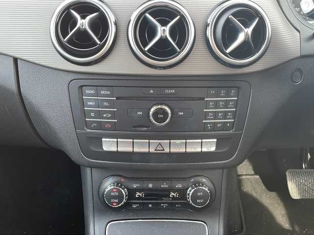 メルセデス・ベンツ Ｂ１８０ 静岡県 2017(平29)年 5.5万km ガンＭ /純正ナビ//CD Bluetooth//バックカメラ//ディスタンスパイロット//LEDヘッドライト//キーレスゴー//シートヒーター//純正16インチAW//ブラインドスポットモニター